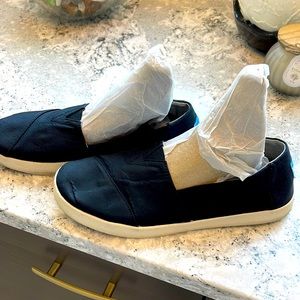 Tom’s  black canvas